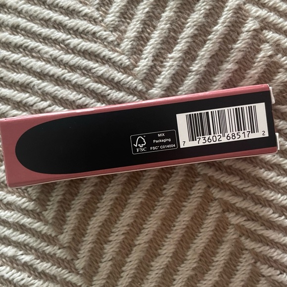 MAC MATTE LIPSTICK 617 VELVET TEDDY - Picture 3 of 7